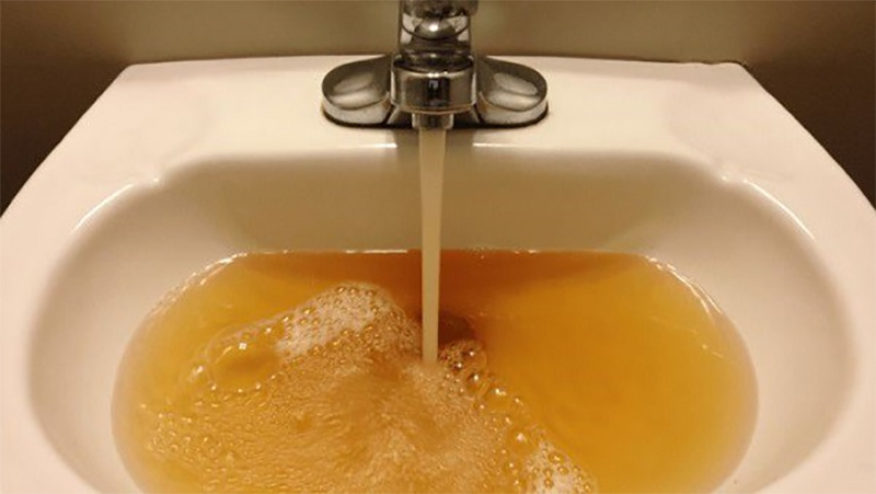 Nước nhiễm phèn nặng có màu vàng đục