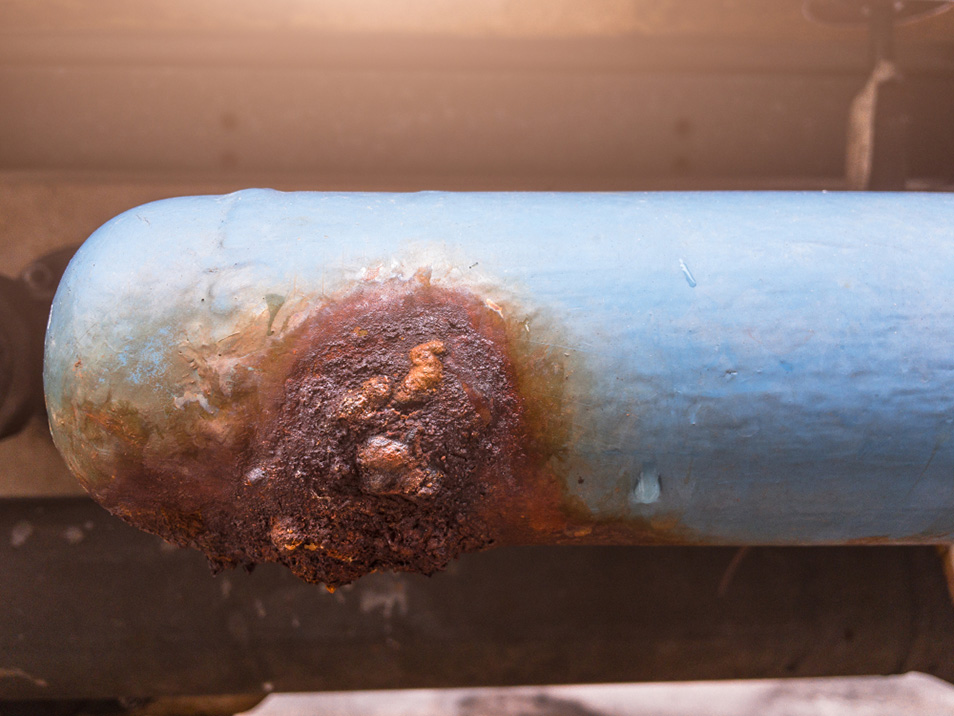 Đường ống dẫn nước bị han gỉ khiến nước nhiễm phèn