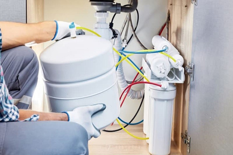 Máy lọc nước cần có bơm tăng áp giúp đẩy nước qua màng lọc RO
