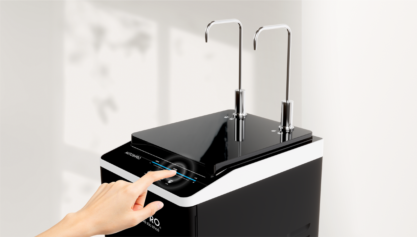 Người dùng dễ dàng kéo trượt trên màn hình cảm ứng để lấy nước theo lưu lượng và nhiệt độ mong muốn vô cùng tiện lợi