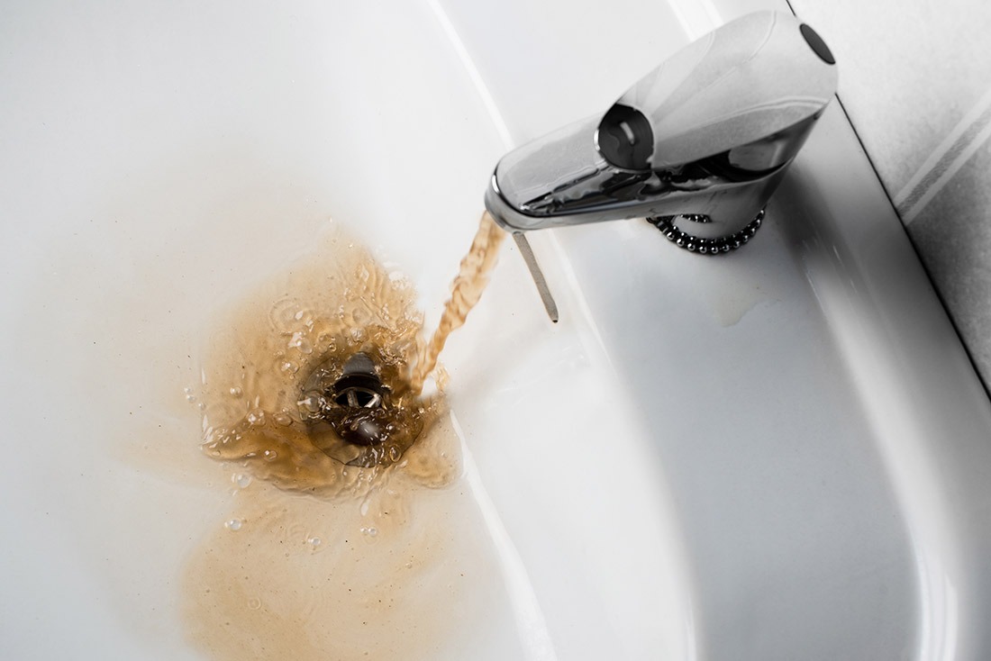 Các tác động ô nhiễm môi trường hoặc sự han gỉ của đường ống dẫn nước đều có thể khiến nguồn nước của bạn nhiễm kim loại nặng