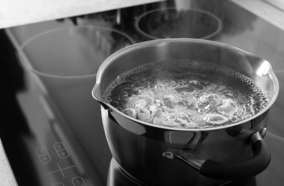 Nước cứng tạm thời có thể được xử lý bằng phương pháp chưng cất nhiệt 
