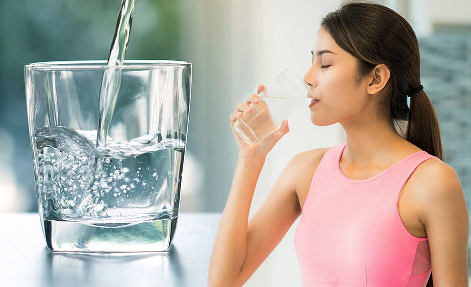Uống đều đặn 1.5 - 2 lít nước ion kiềm mỗi ngày