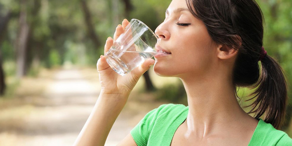 Uống nhiều nước giúp bạn hạn chế cảm giác đói